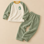 Ensemble pyjama deux pièces Pyjama polaire femme et ado dinosaure vert posé à plat sur fond beige, sans personne