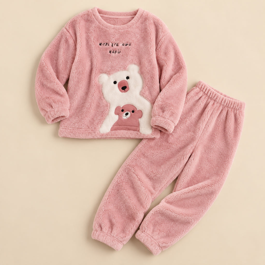 Ensemble pyjama deux pièces Pyjama moumoute fille et femme ours rose câlin posé à plat sur fond beige, sans personne