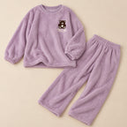 Ensemble pyjama deux pièces Pyjama chaud femme et ado petit ours violet posé à plat sur fond beige, sans personne