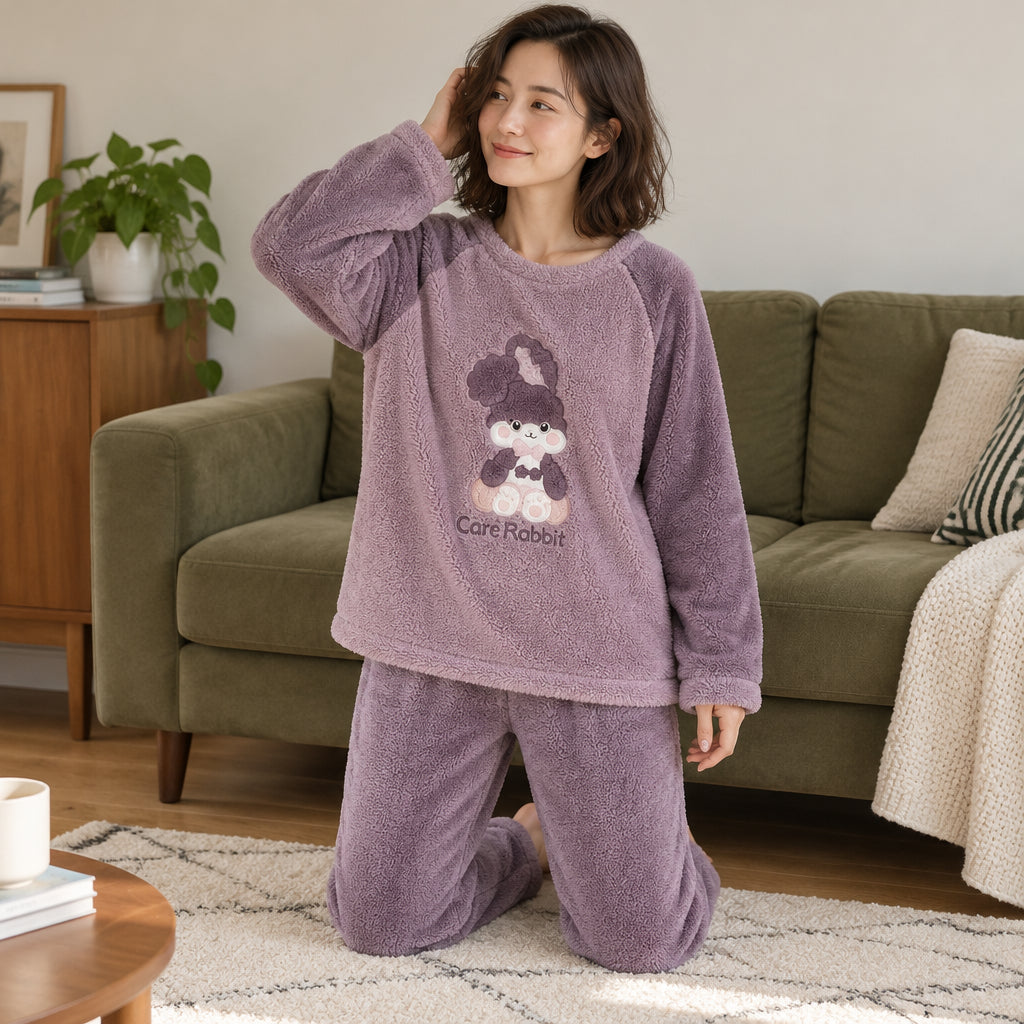 Cover frontale de Ensemble pyjama fille et femme lapin prune, portée et entièrement visible