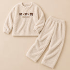Ensemble pyjama deux pièces Pyjama moumoute femme et ado trois ours écru posé à plat sur fond beige, sans personne