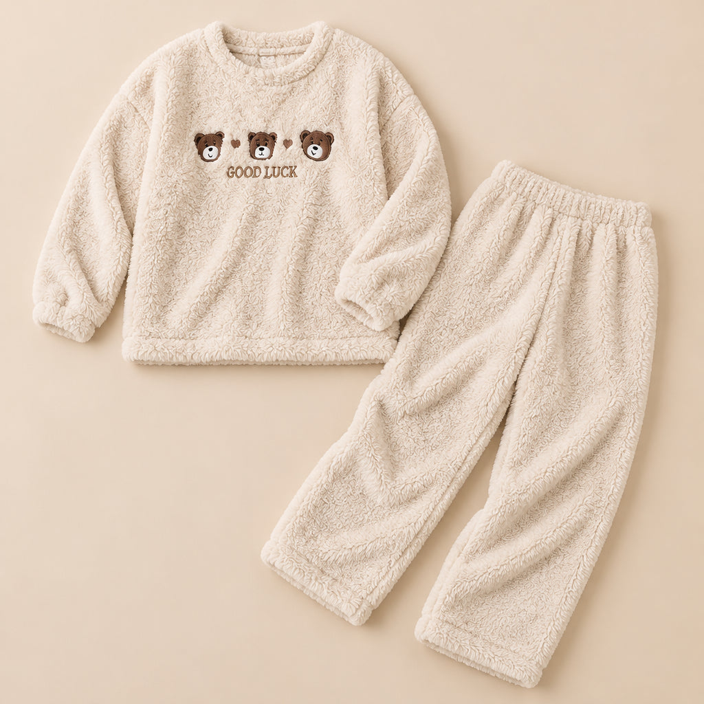 Ensemble pyjama deux pièces Pyjama moumoute femme et ado trois ours écru posé à plat sur fond beige, sans personne