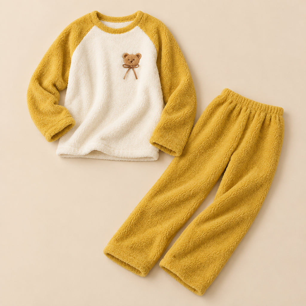 Ensemble pyjama deux pièces Ensemble pyjama fille et femme ours jaune posé à plat sur fond beige, sans personne