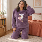 Cover frontale de Pyjama polaire violet femme et ado ourson sur la lune, portée et entièrement visible