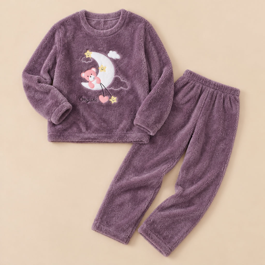 Ensemble pyjama deux pièces Pyjama polaire violet femme et ado ourson sur la lune posé à plat sur fond beige, sans personne