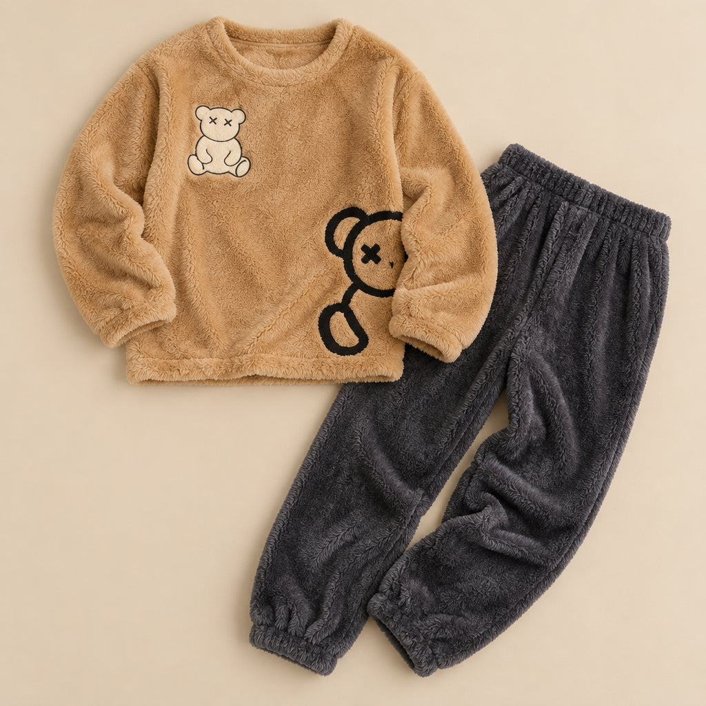 Ensemble pyjama deux pièces Pyjama chaud fille et femme ours caramel posé à plat sur fond beige, sans personne