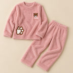 Ensemble pyjama deux pièces Pyjama pilou pilou fille et femme ours rose posé à plat sur fond beige, sans personne