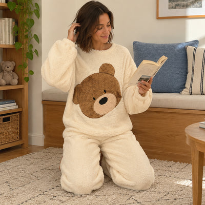 Cover frontale de Pyjama polaire fille et femme ours brun sur fond écru, portée et entièrement visible