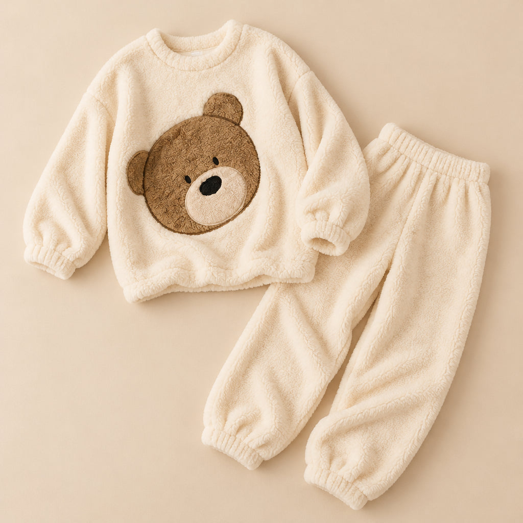 Ensemble pyjama deux pièces Pyjama polaire fille et femme ours brun sur fond écru posé à plat sur fond beige, sans personne