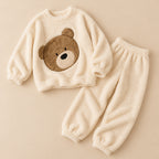 Ensemble pyjama deux pièces Pyjama polaire fille et femme ours brun sur fond écru posé à plat sur fond beige, sans personne