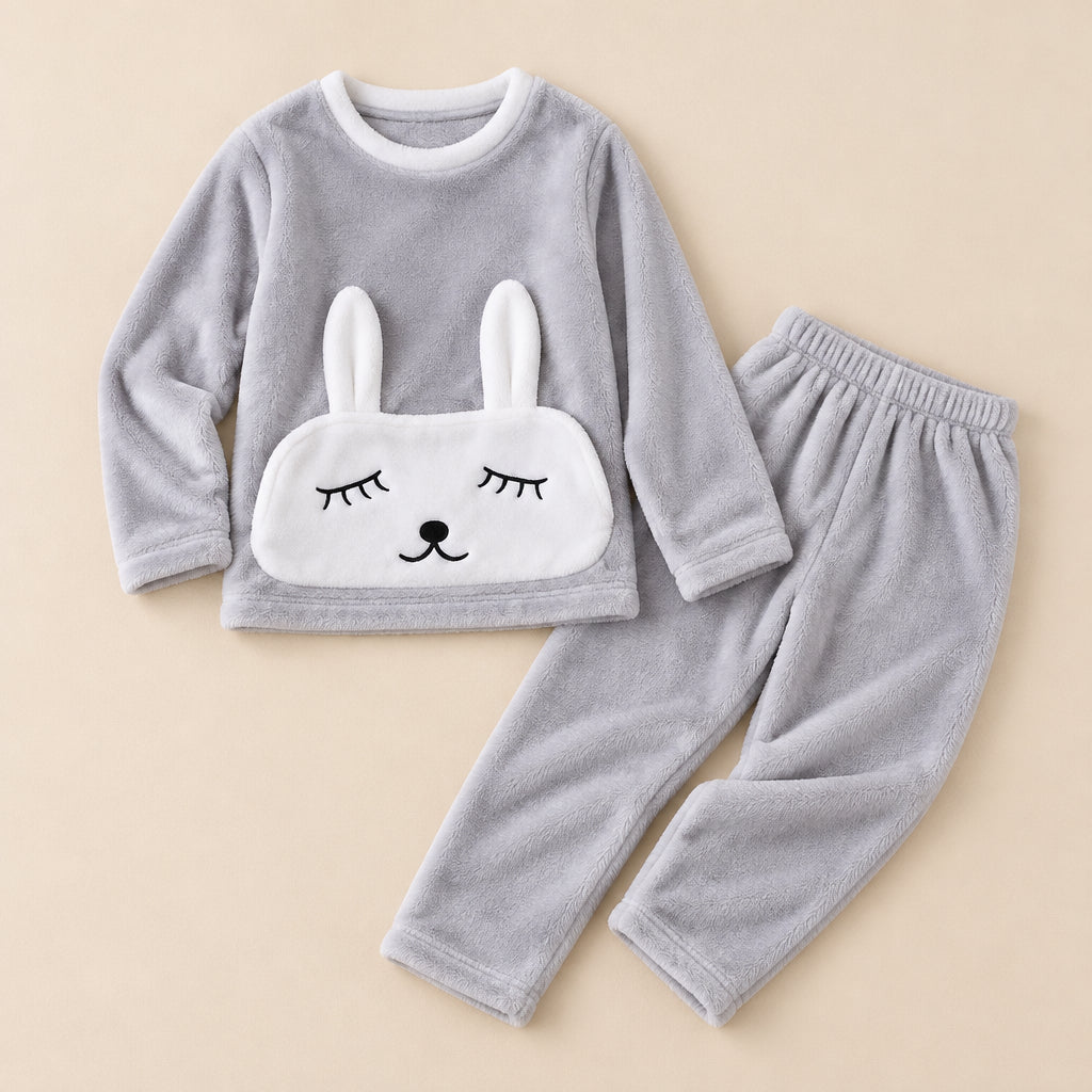 Ensemble pyjama deux pièces Pyjama hiver fille et femme lapin gris douillet posé à plat sur fond beige, sans personne