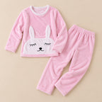 Ensemble pyjama deux pièces Pyjama pilou pilou femme et ado lapin rose tendre posé à plat sur fond beige, sans personne