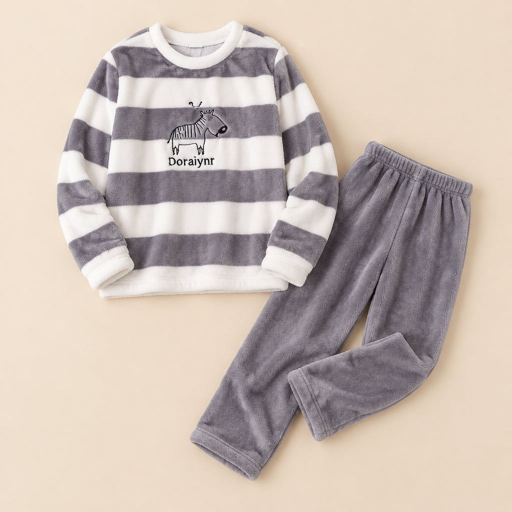 Ensemble pyjama deux pièces Ensemble pyjama fille et femme à rayures grises posé à plat sur fond beige, sans personne