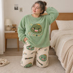 Cover frontale de Pyjama chaud femme et ado dinosaure vert et écru, portée et entièrement visible