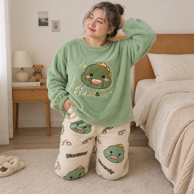 Cover frontale de Pyjama chaud femme et ado dinosaure vert et écru, portée et entièrement visible