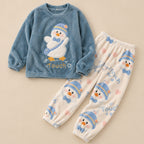 Ensemble pyjama deux pièces Pyjama polaire fille et femme bonhomme de neige bleu posé à plat sur fond beige, sans personne