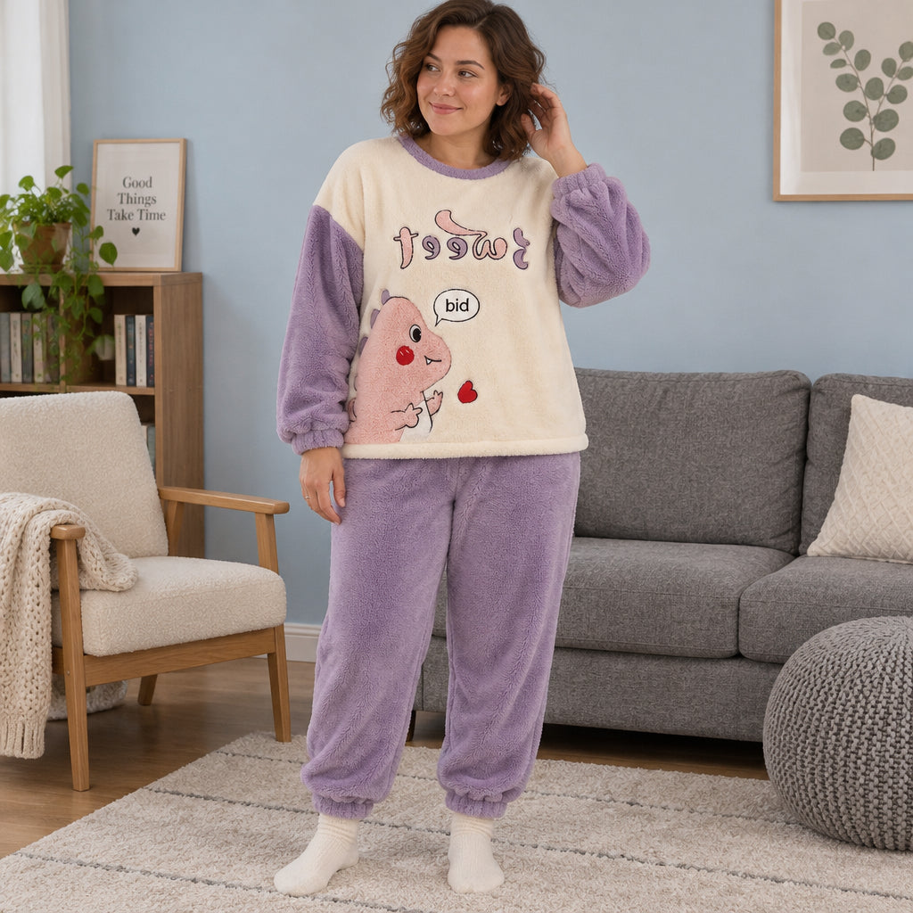 Cover frontale de Pyjama hiver femme et ado dinosaure violet, portée et entièrement visible