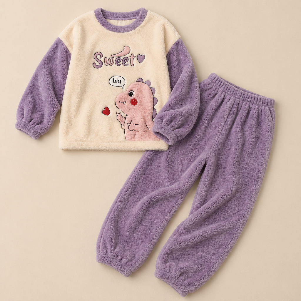 Ensemble pyjama deux pièces Pyjama hiver femme et ado dinosaure violet posé à plat sur fond beige, sans personne