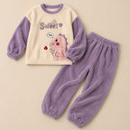 Ensemble pyjama deux pièces Pyjama hiver femme et ado dinosaure violet posé à plat sur fond beige, sans personne