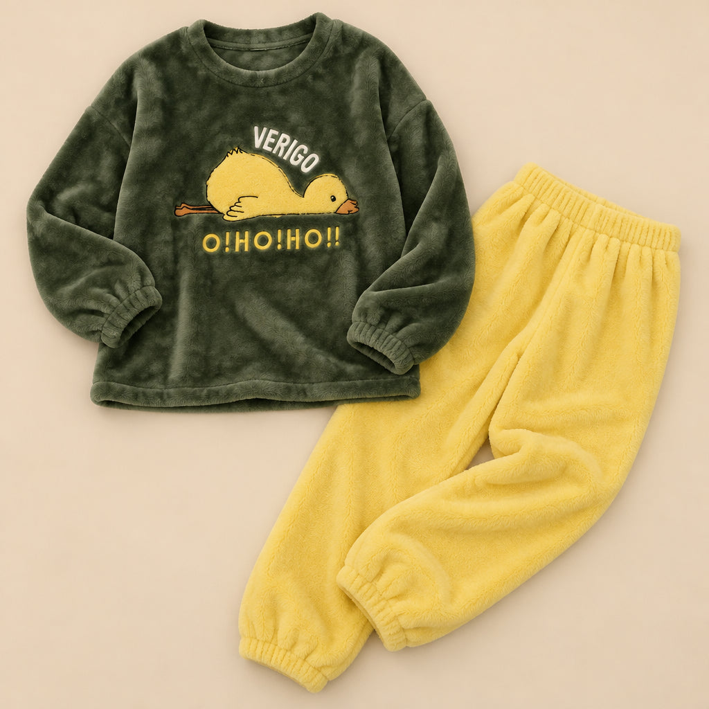 Ensemble pyjama deux pièces Ensemble pyjama fille et femme canard jaune et vert posé à plat sur fond beige, sans personne