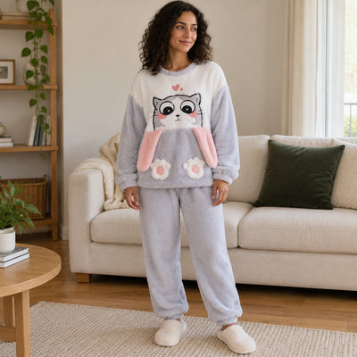 Cover frontale de Pyjama polaire fille et femme chat gris moelleux, portée et entièrement visible
