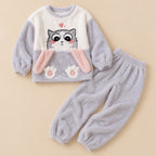 Ensemble pyjama deux pièces Pyjama polaire fille et femme chat gris moelleux posé à plat sur fond beige, sans personne