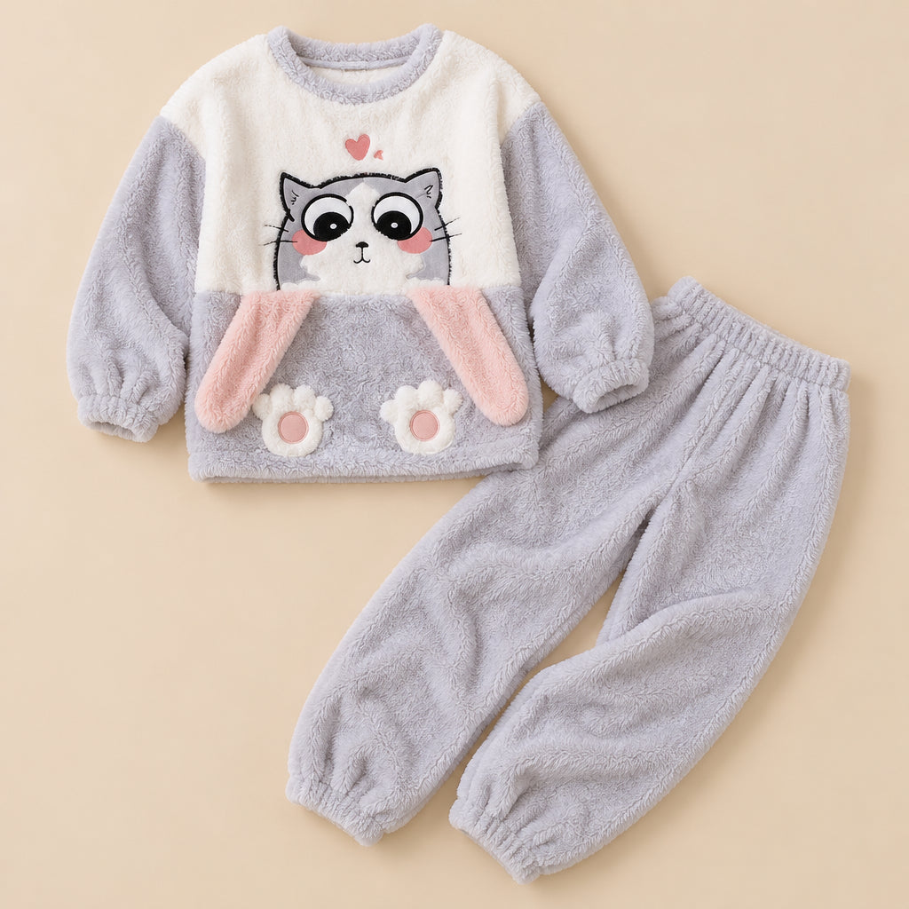 Ensemble pyjama deux pièces Pyjama polaire fille et femme chat gris moelleux posé à plat sur fond beige, sans personne