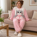 Cover frontale de Pyjama chaud femme et ado chat rose mignon, portée et entièrement visible
