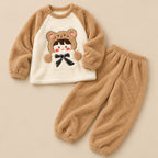 Ensemble pyjama deux pièces Ensemble pyjama fille et femme motif ourson beige à nœud posé à plat sur fond beige, sans personne