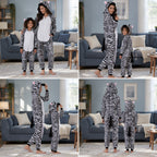 Quatre vues du Combi pyjama zèbre noir et blanc adulte et enfant porté