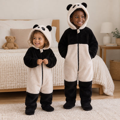Pyjama une pièce bébé noir et blanc porté dans un intérieur chaleureux