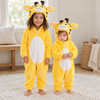Kigurumi girafe enfant doux porté dans un intérieur chaleureux