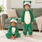 Pyjama grenouille verte enfant tout doux porté dans un intérieur chaleureux