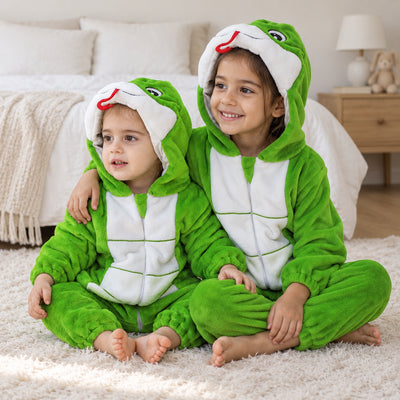 Kigurumi serpent vert enfant pour les moments cocooning porté dans un intérieur chaleureux