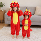 Kigurumi dragon rouge enfant porté dans un intérieur chaleureux