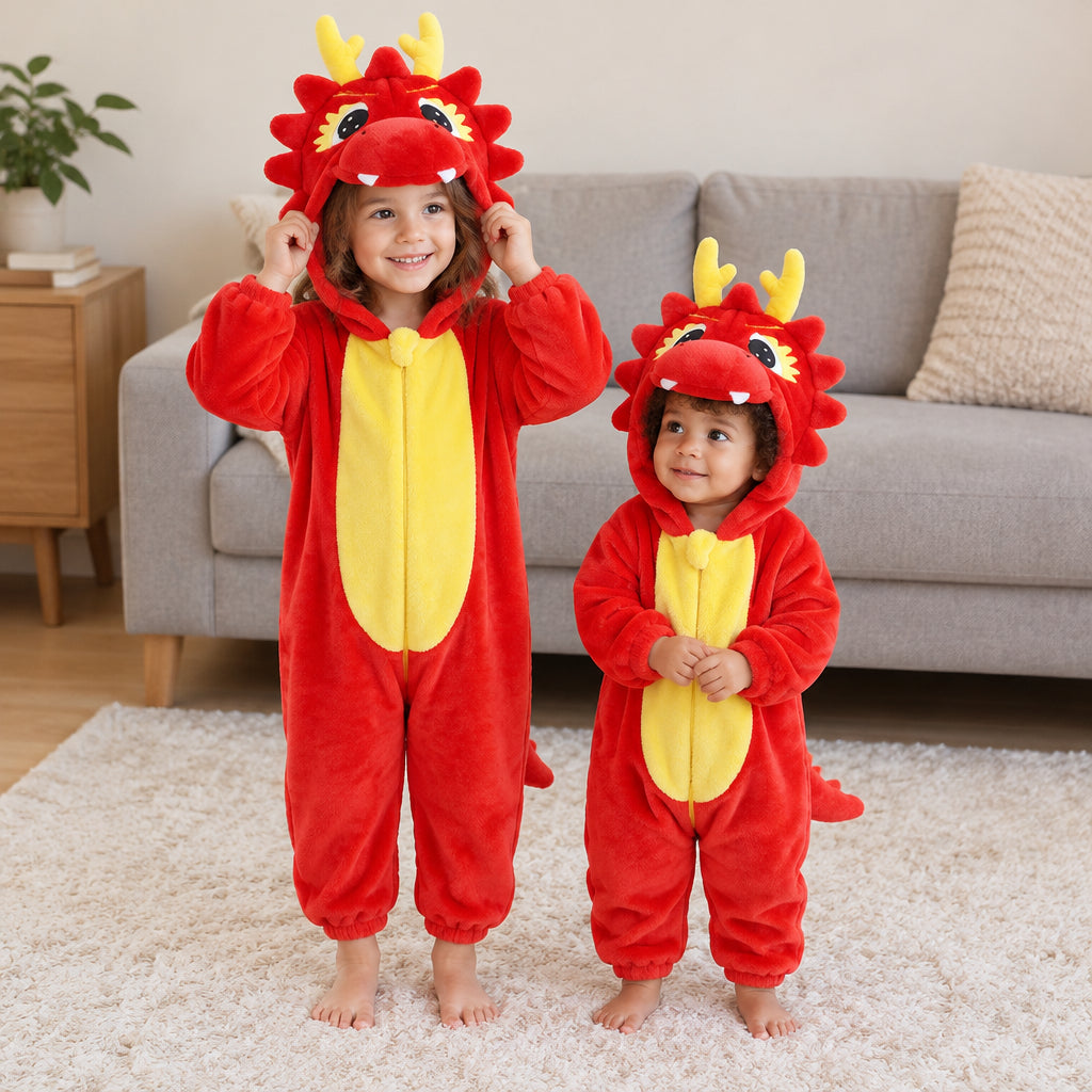 Kigurumi dragon rouge enfant porté dans un intérieur chaleureux