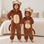 Combinaison pyjama singe enfant porté dans un intérieur chaleureux