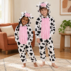 Combi pyjama vache enfant porté dans un intérieur chaleureux