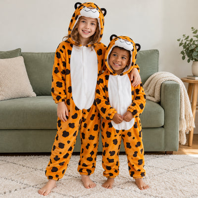 Pyjama enfant imprimé léopard porté dans un intérieur chaleureux