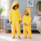 Pyjama une pièce canard enfant tout doux porté dans un intérieur chaleureux