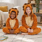 Combinaison pyjama lion enfant porté dans un intérieur chaleureux