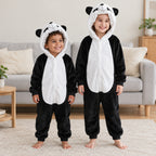 Kigurumi panda enfant noir et blanc porté dans un intérieur chaleureux