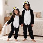 Pyjama une pièce pingouin enfant porté dans un intérieur chaleureux
