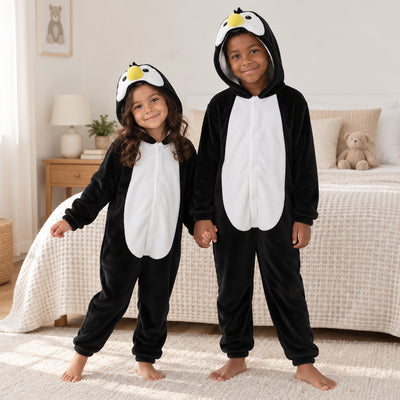 Pyjama une pièce pingouin enfant porté dans un intérieur chaleureux