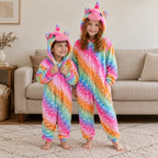Pyjama licorne arc-en-ciel enfant doux et mignon porté dans un intérieur chaleureux