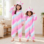 Kigurumi licorne étoilée enfant porté dans un intérieur chaleureux
