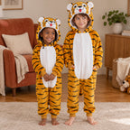 Combinaison pyjama tigre enfant doux porté dans un intérieur chaleureux