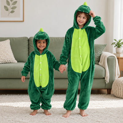 Pyjama une pièce enfant dragon licorne porté dans un intérieur chaleureux