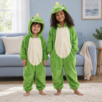 Combi pyjama enfant tyrannosaure T-Rex porté dans un intérieur chaleureux