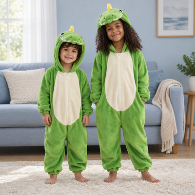 Combi pyjama enfant tyrannosaure T-Rex porté dans un intérieur chaleureux